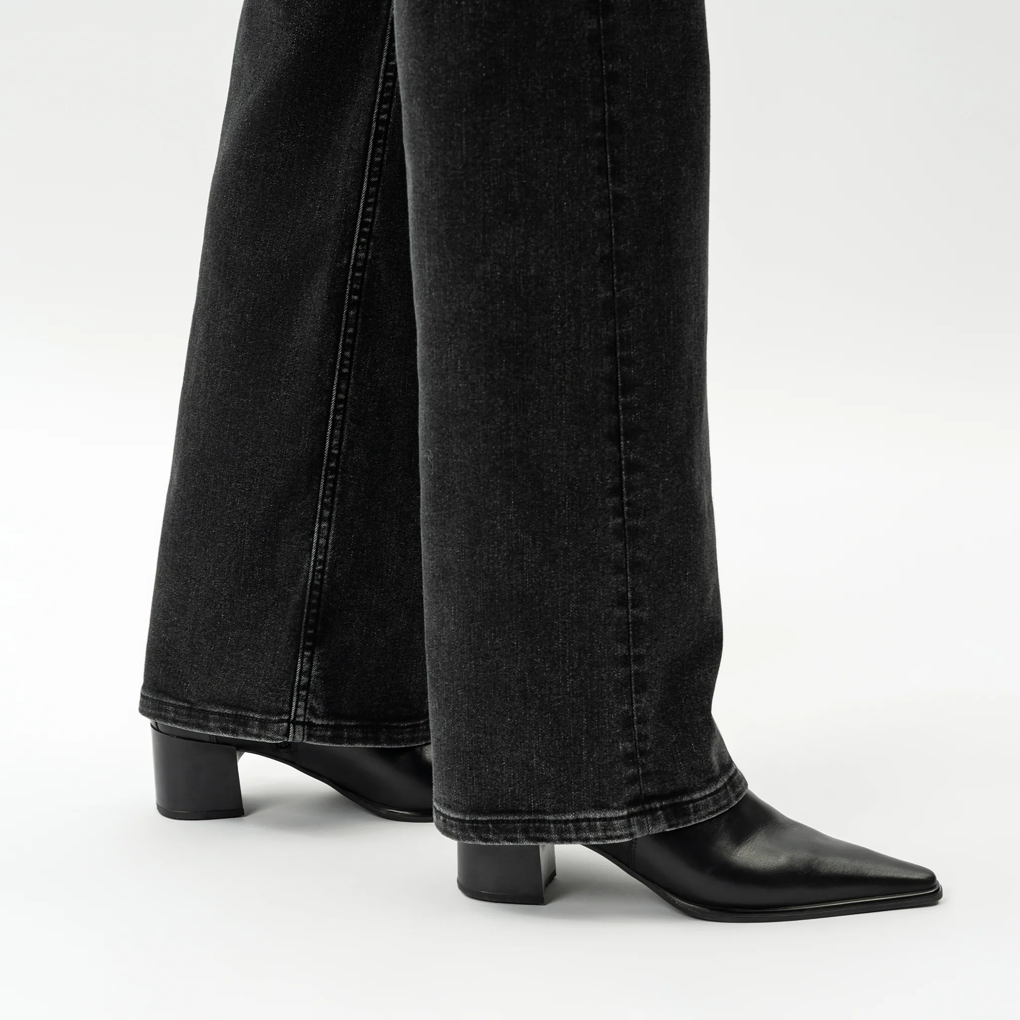 Relaxed ComfortDenim™ Jeans - Image 8