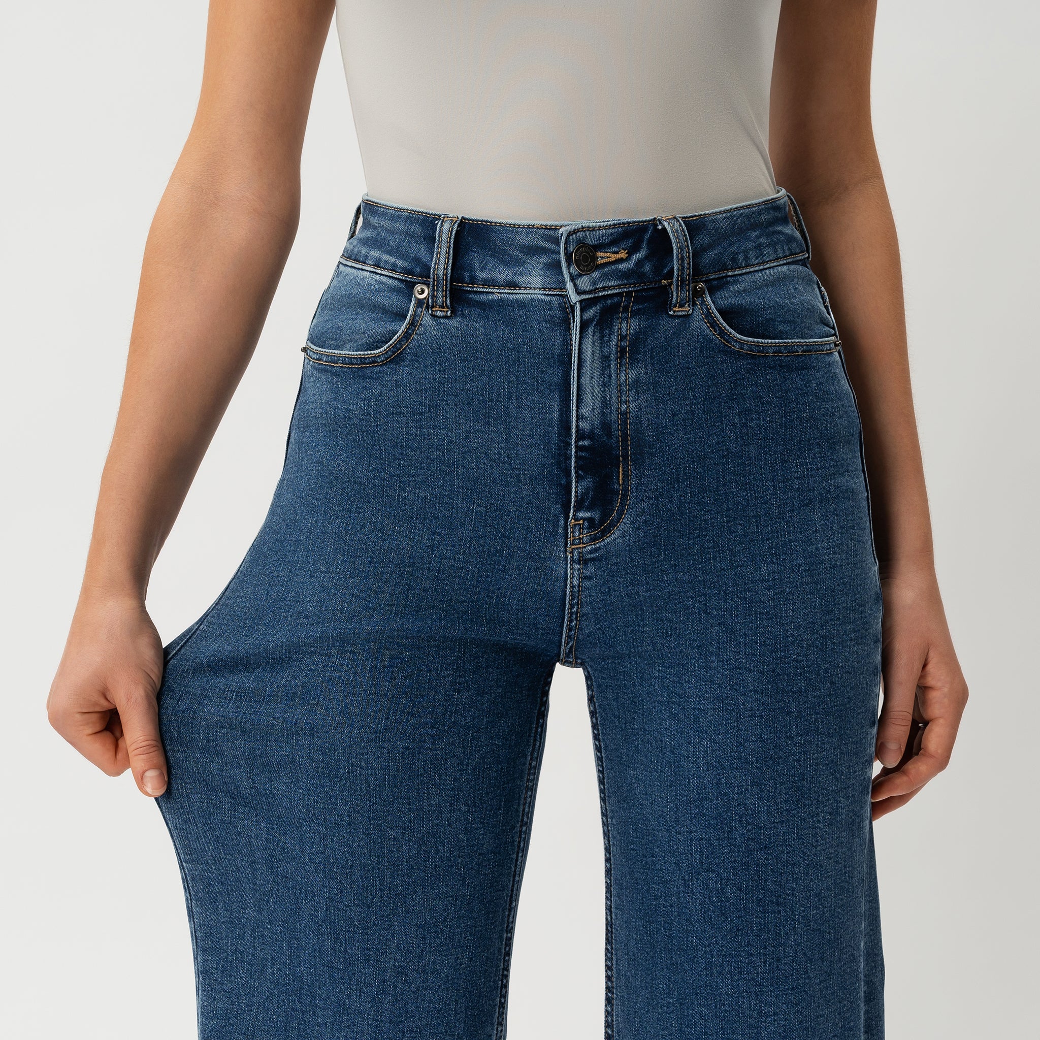 Relaxed ComfortDenim™ Jeans - Image 4
